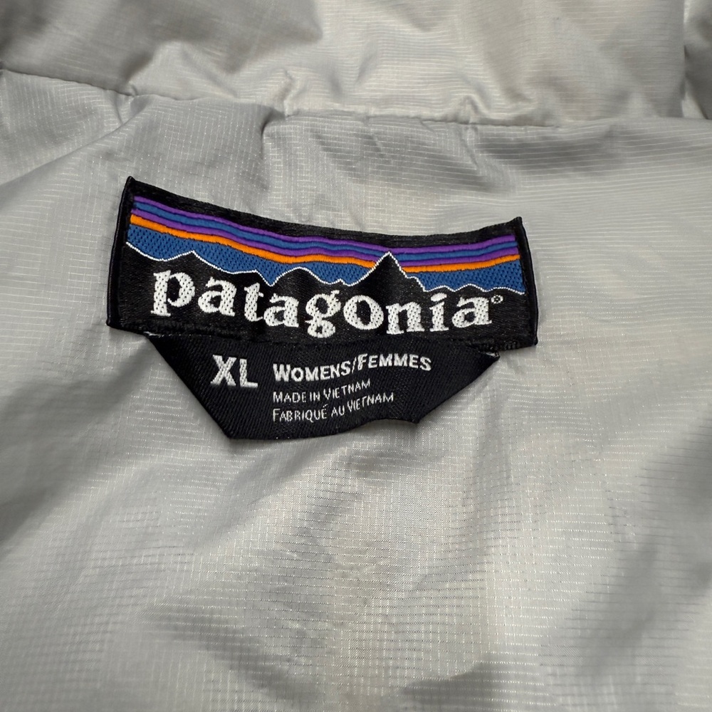 Patagonia Women's White Quilted Puffer Jacket - Picture 4 of 9
